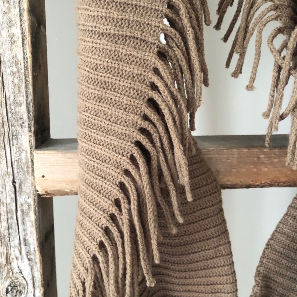 🍂 Fringe Scarf - Picture 3 of 3